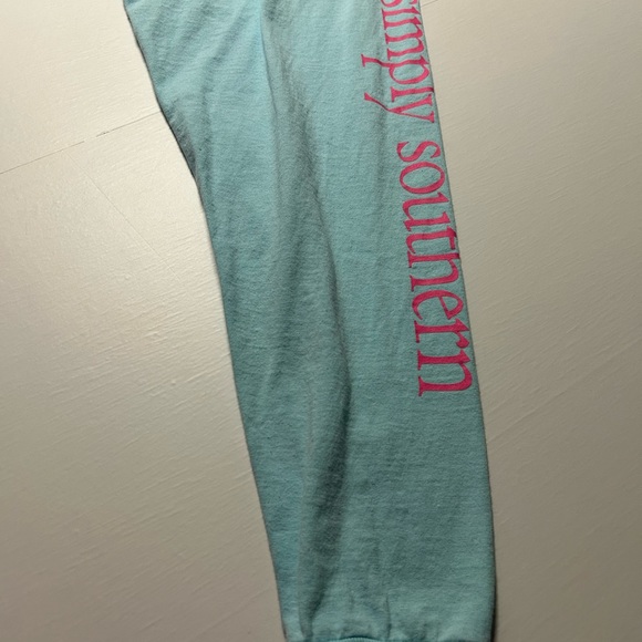 Simply southern size L long sleeve T-shirt, with scream,print on back and arm - Picture 11 of 13